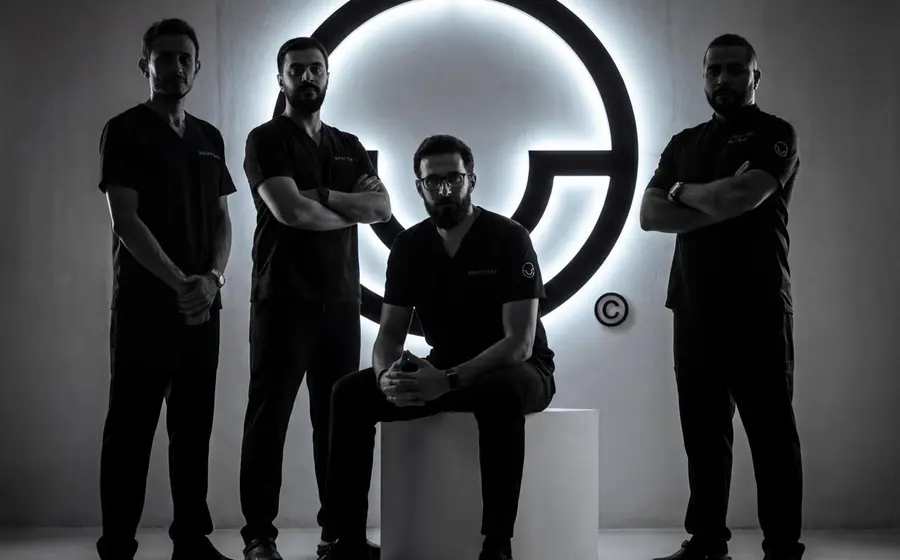 استشاريو جرافترز أمام شعار جرافترز المضاء